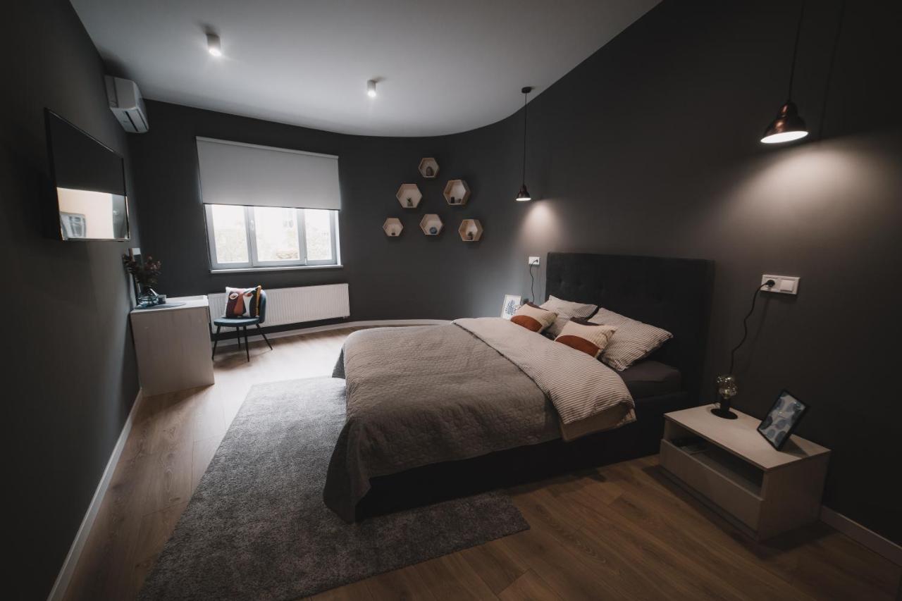 Apart-Hotel Kostjukowski Apartments Nizhynska 17 Lviv Bagian luar foto