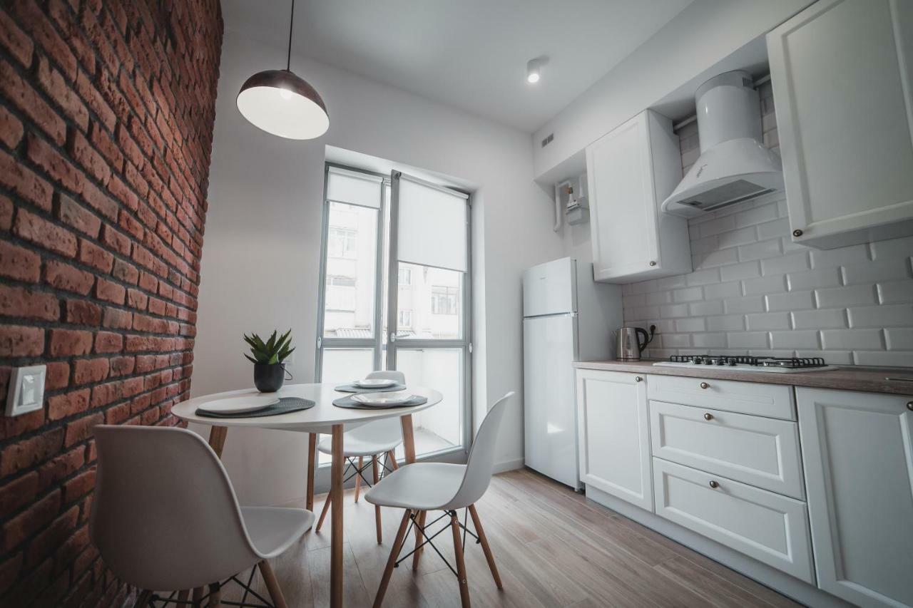 Apart-Hotel Kostjukowski Apartments Nizhynska 17 Lviv Bagian luar foto